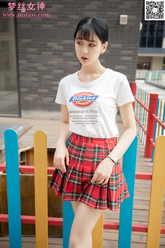 09.09 NO.046 可岚 小白鞋搭配油光丝袜 - MSLASS梦丝女神